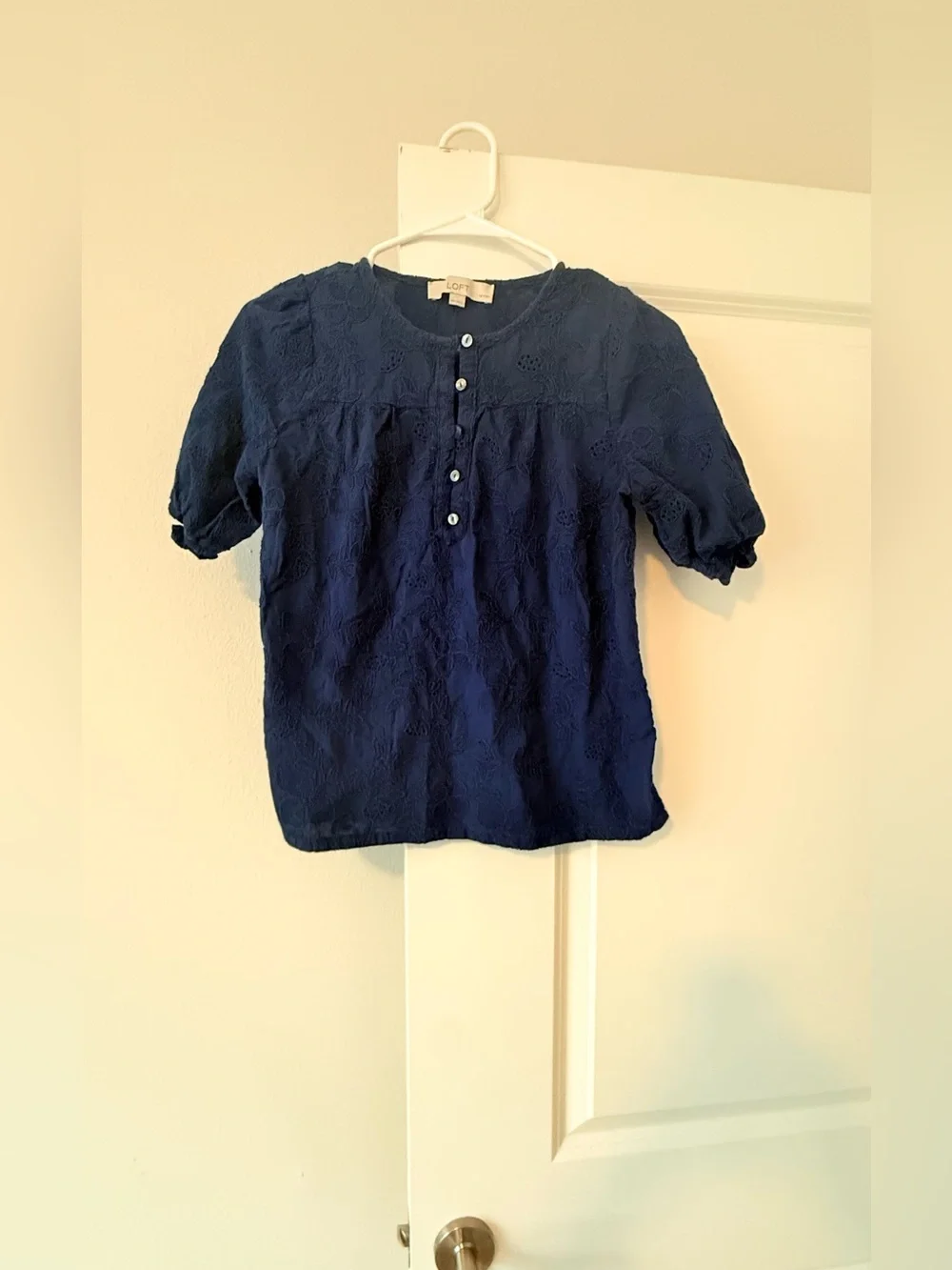 🔥🚨 FLASH SALE! $10 ONLY 🚨🔥 LOFT Navy Blue Eyelet Puff Sleeve Henley Blouse XSP❤️